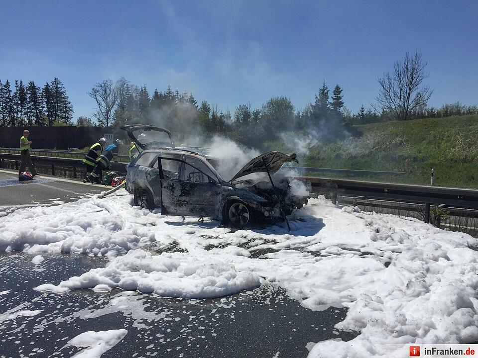 Pkw brennt nach Crash auf der A9 bei Selbitz aus