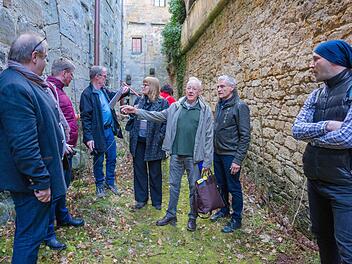 Das Hollywood-Team betrachtet die Kulisse im Thurnauer Schloss. Unser Bild zeigt das Filmteam im Zwinger mit Product Director und Designchef Brian Morris (Dritter von rechts). Fotos: Günter Karittke