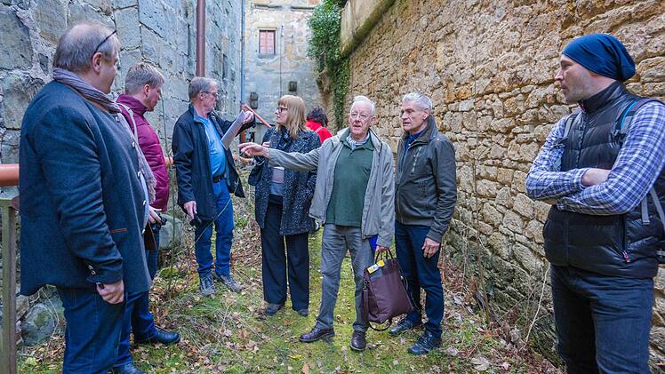 Das Hollywood-Team betrachtet die Kulisse im Thurnauer Schloss. Unser Bild zeigt das Filmteam im Zwinger mit Product Director und Designchef Brian Morris (Dritter von rechts). Fotos: Günter Karittke