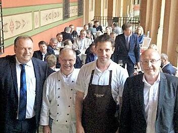 Walter Nussel (l.) hatte nicht nur die Bratw&uuml;rste, sondern auch gleich den Metzger als Grillmeister mitgebracht. Foto: privat