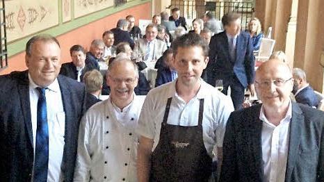 Walter Nussel (l.) hatte nicht nur die Bratw&uuml;rste, sondern auch gleich den Metzger als Grillmeister mitgebracht. Foto: privat