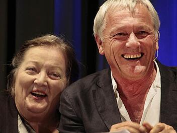 Marianne Sägebrecht und Josef Brustmann präsentierten in der Jahnhalle Sterbelieder fürs Leben.  Foto: Josef Hofbauer