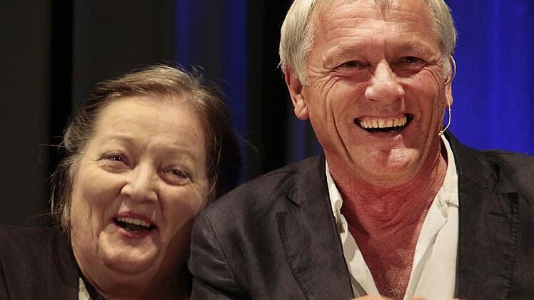 Marianne Sägebrecht und Josef Brustmann präsentierten in der Jahnhalle Sterbelieder fürs Leben.  Foto: Josef Hofbauer