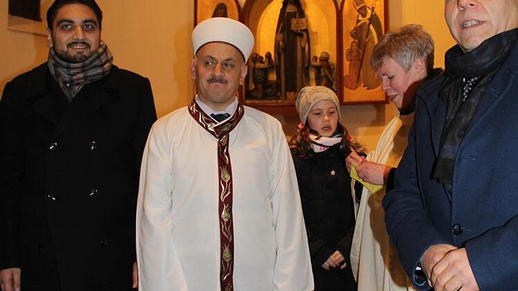 der neue Imam Osman Harbi l&auml;sst alle Eindr&uuml;cke in der katholischen Kirche auf sich wirken. Foto: Manja von Nida