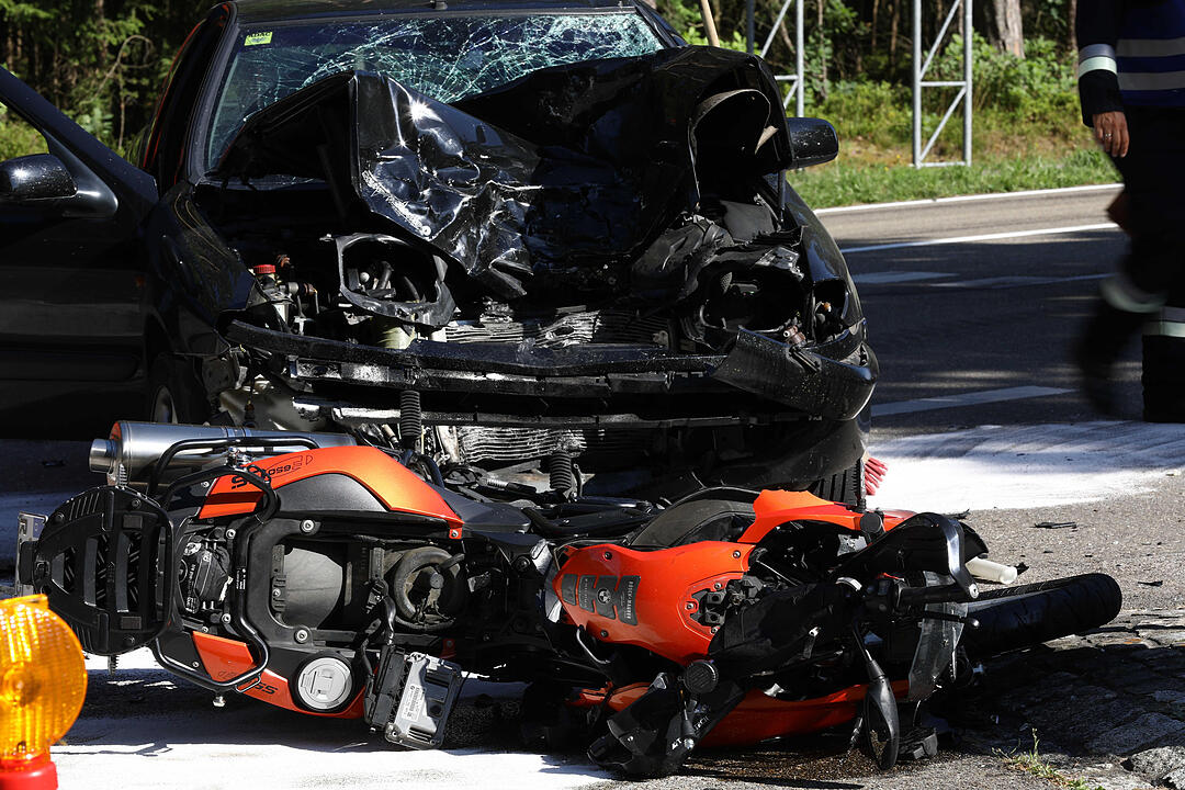 Pleinfeld: 22-jährige Bikerin stirbt bei Unfall