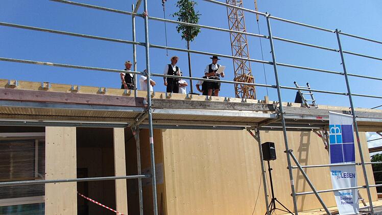 Eine Zeitkapsel wird beim Richtfest in die Decke gelegt. Foto: Petra Malbrich