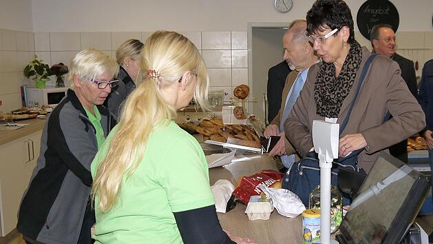Vorbildlich: Die Landtagsabgeordneten, Susann Biedefeld  (rechts) und Jürgen W. Heike (daneben), haben bei der offiziellen Eröffnung des Itzgrundmarktes nicht nur mitgefeiert, sondern gleich noch den Umsatz gesteigert.