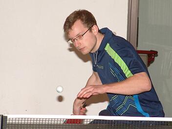 Johannes Wachter vom TTC Brauersdorf gewann gegen den TSV Steinberg zwar ein Einzel und das Doppel, trotzdem musste sich sein Team mit 3:4 geschlagen geben und schied im Halbfinale aus.  Foto: Hans Franz