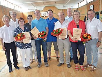 Hohe Ehrungen durch den BLSV für Verdienste im Sport als langjährige Übungsleiter: Hartmut Jahn, Karl H. Fick, Gesine Heppt, Christa Steiger, Klaus Herbst, Mario Schmid, Alfred Klinger, Hartmut Fleischmann, Birgit Nahr, Bürgermeister Norbert Gräbner (v. l.)  Fotos: Karl-Heinz Hofmann