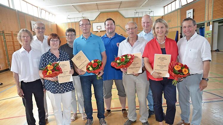 Hohe Ehrungen durch den BLSV für Verdienste im Sport als langjährige Übungsleiter: Hartmut Jahn, Karl H. Fick, Gesine Heppt, Christa Steiger, Klaus Herbst, Mario Schmid, Alfred Klinger, Hartmut Fleischmann, Birgit Nahr, Bürgermeister Norbert Gräbner (v. l.)  Fotos: Karl-Heinz Hofmann