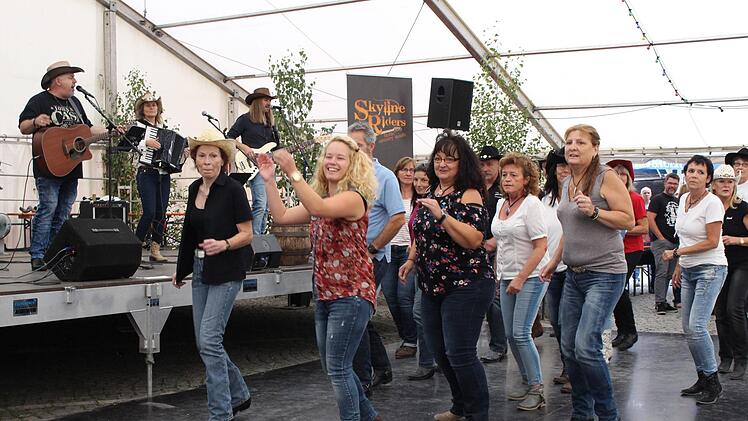 Line Dance zur Country Music von "Skyline Riders”Evi Seeger