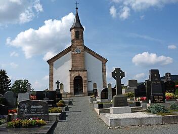 Der Vorplatz der Friedhofskapelle auf der Stadtsteinacher Friedhof soll neu gestaltet werden und künftig Sitzmöglichkeiten im Schatten bieten.Dagmar Besand