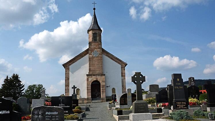 Der Vorplatz der Friedhofskapelle auf der Stadtsteinacher Friedhof soll neu gestaltet werden und künftig Sitzmöglichkeiten im Schatten bieten.Dagmar Besand