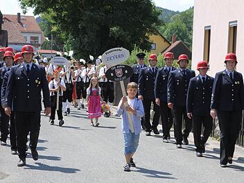 Die Zeyerner Wehr führte den Jubiläums-Festzug an. Foto: Michael Wunder