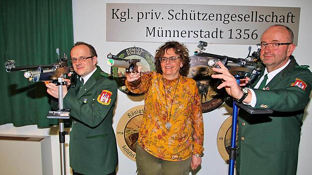 Sie sind nicht nur treffsichere Sch&uuml;tzen, sie sorgen mit daf&uuml;r, dass in der  Sch&uuml;tzengesellschaft alles rund l&auml;uft: Sportleiter Patrick Lumpe,  Schriftf&uuml;hrerin Daniela Planetosch und Sch&uuml;tzenmeister Klaus Br&uuml;ckner. Sie  wurden bei der Hauptversammlung einstimmig best&auml;tigt. Foto: Dieter Britz