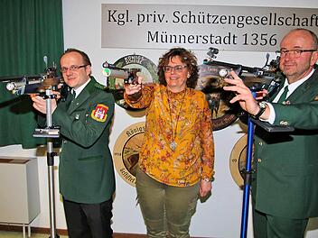 Sie sind nicht nur treffsichere Schützen, sie sorgen mit dafür, dass in der  Schützengesellschaft alles rund läuft: Sportleiter Patrick Lumpe,  Schriftführerin Daniela Planetosch und Schützenmeister Klaus Brückner. Sie  wurden bei der Hauptversammlung einstimmig bestätigt. Foto: Dieter Britz