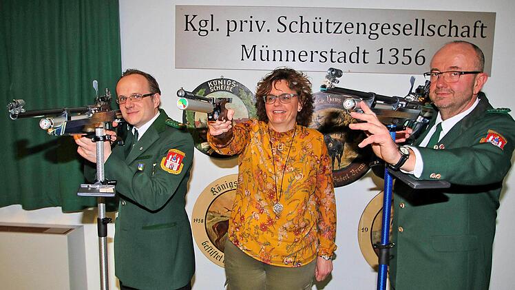 Sie sind nicht nur treffsichere Schützen, sie sorgen mit dafür, dass in der  Schützengesellschaft alles rund läuft: Sportleiter Patrick Lumpe,  Schriftführerin Daniela Planetosch und Schützenmeister Klaus Brückner. Sie  wurden bei der Hauptversammlung einstimmig bestätigt. Foto: Dieter Britz