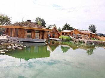 Die neue Saunalandschaft, hier ein Bild vom Tag der offenen Tür vor der Eröffnung, zog gestern viele Besucher an.  Foto: kdm