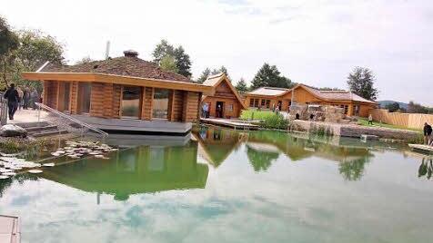 Die neue Saunalandschaft, hier ein Bild vom Tag der offenen Tür vor der Eröffnung, zog gestern viele Besucher an.  Foto: kdm