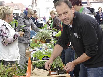 Manfred Brunner ist ein Kfz-Mechaniker mit grünem Daumen. Zur Pflanzentauschbörse brachte er nicht nur Tomaten und Paprika mit, sondern auch Feigen und Andenbeere.  Foto: Winfried Ehling