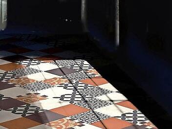 Schöner Empfang: Feinsteinzeug im angesagten Zementfliesenlook bietet hohen Reinigungskomfort und ist kratzunempfindlich. Foto: djd/deutsche-fliese/Zahna