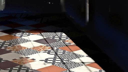 Schöner Empfang: Feinsteinzeug im angesagten Zementfliesenlook bietet hohen Reinigungskomfort und ist kratzunempfindlich. Foto: djd/deutsche-fliese/Zahna