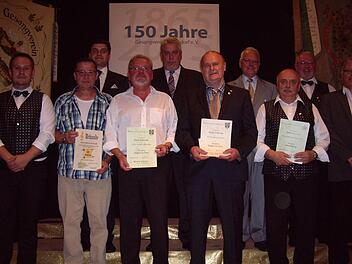 Der Festabend war Anlass, langjährige Mitglieder zu ehren (von links): Fabian Bensch, Martin Schmidt, Jens Uwe Peter, Werner Schmidling, Norbert Tessmer, Gerhard Fischer, Peter Jacobi, Albert Kotschenreuther, Norbert Rudolph, Ronald Friedrich. Foto: Doris Weidner