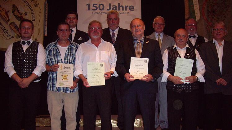 Der Festabend war Anlass, langjährige Mitglieder zu ehren (von links): Fabian Bensch, Martin Schmidt, Jens Uwe Peter, Werner Schmidling, Norbert Tessmer, Gerhard Fischer, Peter Jacobi, Albert Kotschenreuther, Norbert Rudolph, Ronald Friedrich. Foto: Doris Weidner