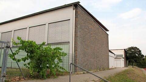 In den beiden Turnhallen West (links) und Ost (im Hintergrund) am Dürerweg in Haßfurt stehen 120 Plätze zur Verfügung.  Fotos: Klaus Schmitt