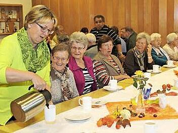 Seniorenbeauftragte Ulrike Götz schenkt ein beim Kirchenkaffee.  Foto: pr