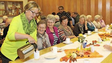 Seniorenbeauftragte Ulrike Götz schenkt ein beim Kirchenkaffee.  Foto: pr