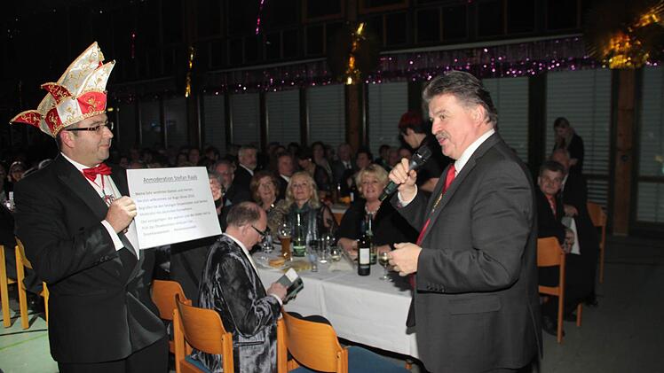 Der Landrat muss den Auftritt von Stefan Raab ansagen. Foto: Jürgen Gärtner