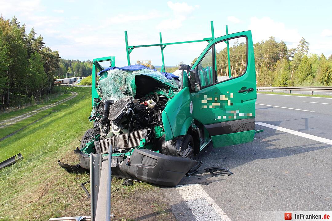 A9: Kleintransporter prallt gegen Heck eines Lkws – drei Menschen schwer verletzt