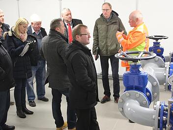 Im Maschinenhaus des Albersdorfer Brunnens erklärte Wasserwart Heribert Valtin (rechts) den Mitgliedern des Bauausschusses technische Details der Eberner Wasserversorgung.Eckehard Kiesewetter