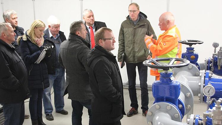 Im Maschinenhaus des Albersdorfer Brunnens erklärte Wasserwart Heribert Valtin (rechts) den Mitgliedern des Bauausschusses technische Details der Eberner Wasserversorgung.Eckehard Kiesewetter