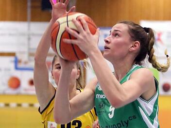 Julia Förner hat den Korb im Blick, die Münchnerin Nicole Schmidt (hinten) kommt zu spät. Foto: Wolfgang Fehrmann