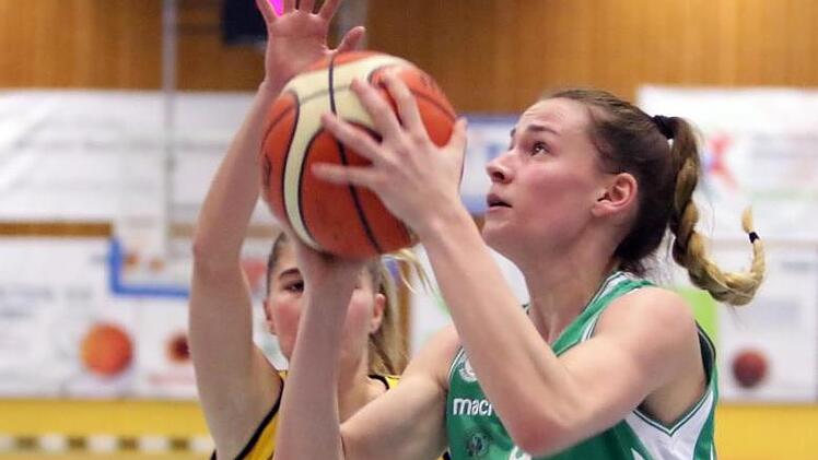 Julia Förner hat den Korb im Blick, die Münchnerin Nicole Schmidt (hinten) kommt zu spät. Foto: Wolfgang Fehrmann