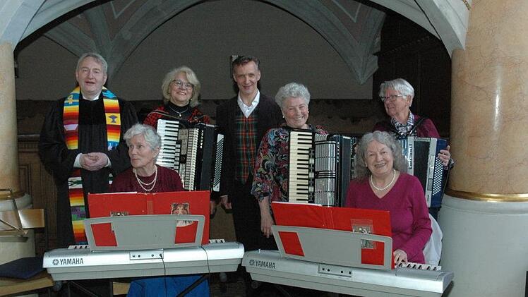 Dieses Team waren die Akteure im Sommergottesdienst "Kann denn Liebe Sünde sein?" in der Kapelle von Schloss Callenberg. Von links: Pfarrer Ralph Utz, Erika Stockbridge, Bernadette Arnold, Dirk Mestmacher, Ingrid Steiner, Karin Meyer-Jungclaussen, Inge Ospel. Foto: Edwin Meißinger