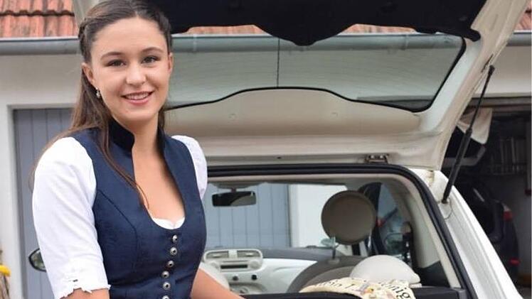 Korbstadtkönigin Alicia (hier beim Beladen ihres Autos) ist viel auf Achse.  Fotos: Heidi Bauer