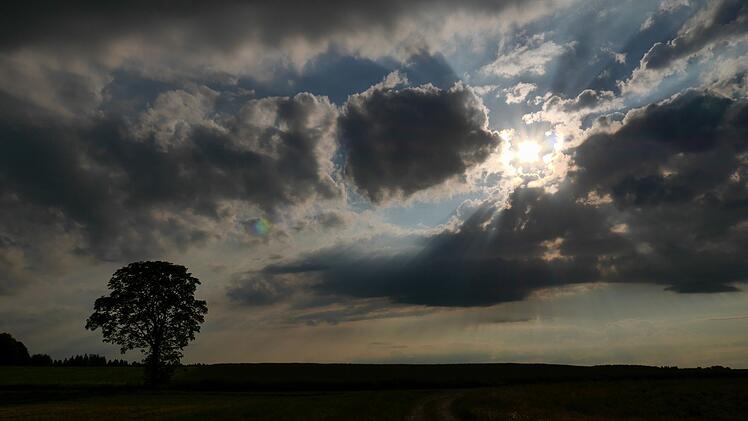 Wetter in Franken: Sonnenschein und Nieselregen gemeldet