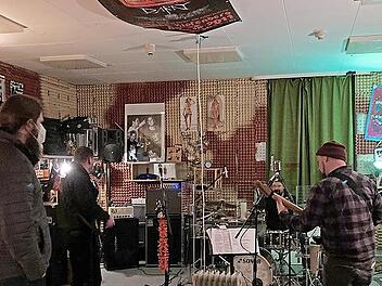 Die Band "Pantsdown" hat es sich gemütlich eingerichtet. "Hier ist ein echter Menschentreff. Das sollte sich Coburg auf die Fahnen schreiben", sagen die Bathi´-Brüder.