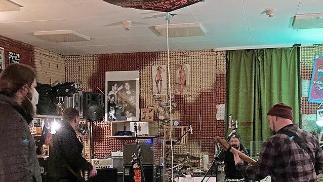 Die Band "Pantsdown" hat es sich gemütlich eingerichtet. "Hier ist ein echter Menschentreff. Das sollte sich Coburg auf die Fahnen schreiben", sagen die Bathi´-Brüder.