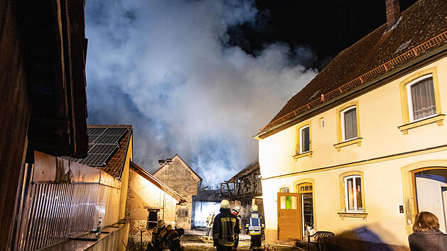 "Es hätte auch das halbe Dorf abbrennen können": Scheune brennt mitten in Ortschaft nieder