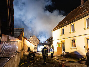 "Es hätte auch das halbe Dorf abbrennen können": Scheune brennt mitten in Ortschaft nieder
