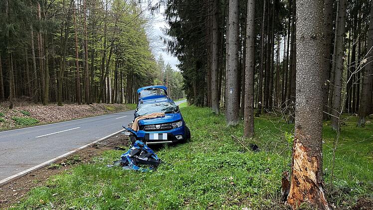 Dacia kommt von Fahrbahn ab und prallt gegen Baum
