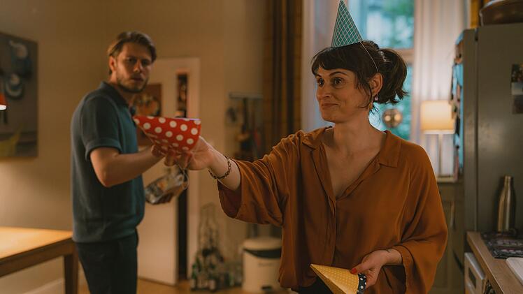 Schw&auml;gerin Franzi (Julia Becker), die Schwester Karos, sorgt f&uuml;r Partystimmung. Knuts Bruder Karstens (Richard Kreutz) will mit einem Zaubertrick begeistern. In der Rolle der Franzi sieht man &uuml;brigens die Autorin und Regisseurin des Films "Feste Feiern".