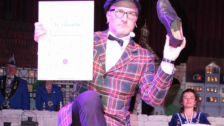 Immer zu einem Scherz aufgelegt ist Oliver Tissot, der neue Träger des MCC-Sonderordens "Der Goldene Schuh". Der Narr zieht sogar seinen eigenen Schuh aus.