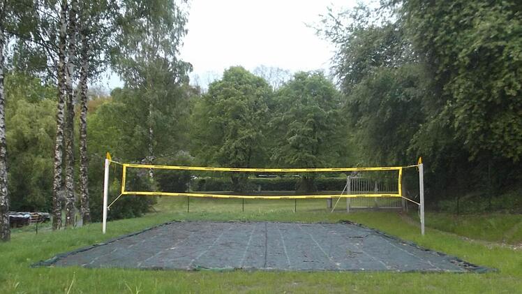 Der neue Beachvolleyballplatz im Terrassenbad Markt Einersheim kann bei Badebetrieb nur über den Schwimmbadeingang erreicht werden. Foto: Gerhard Bauer