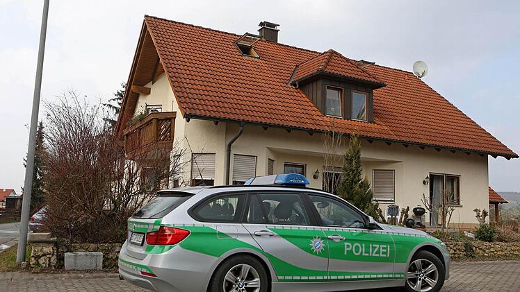 Eine Duftkerze hat am Donnerstag einen Zimmerbrand in Eggolsheim (Landkreis Forchheim) ausgelöst. Drei Menschen wurden leicht verletzt. Foto: News5 / Herse