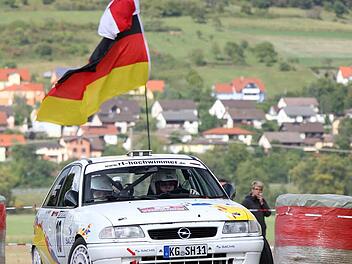 Hält die Fahne des Veranstalters hoch: Sven Hochwimmer aus Trimberg. Foto: Franz